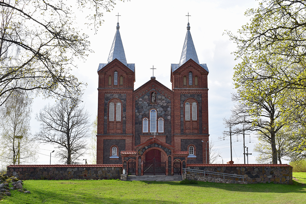 Нидермуйжская католическая церковь (Nīdermuižas Kunga Jēzus Apskaidrošanas baznīca)
